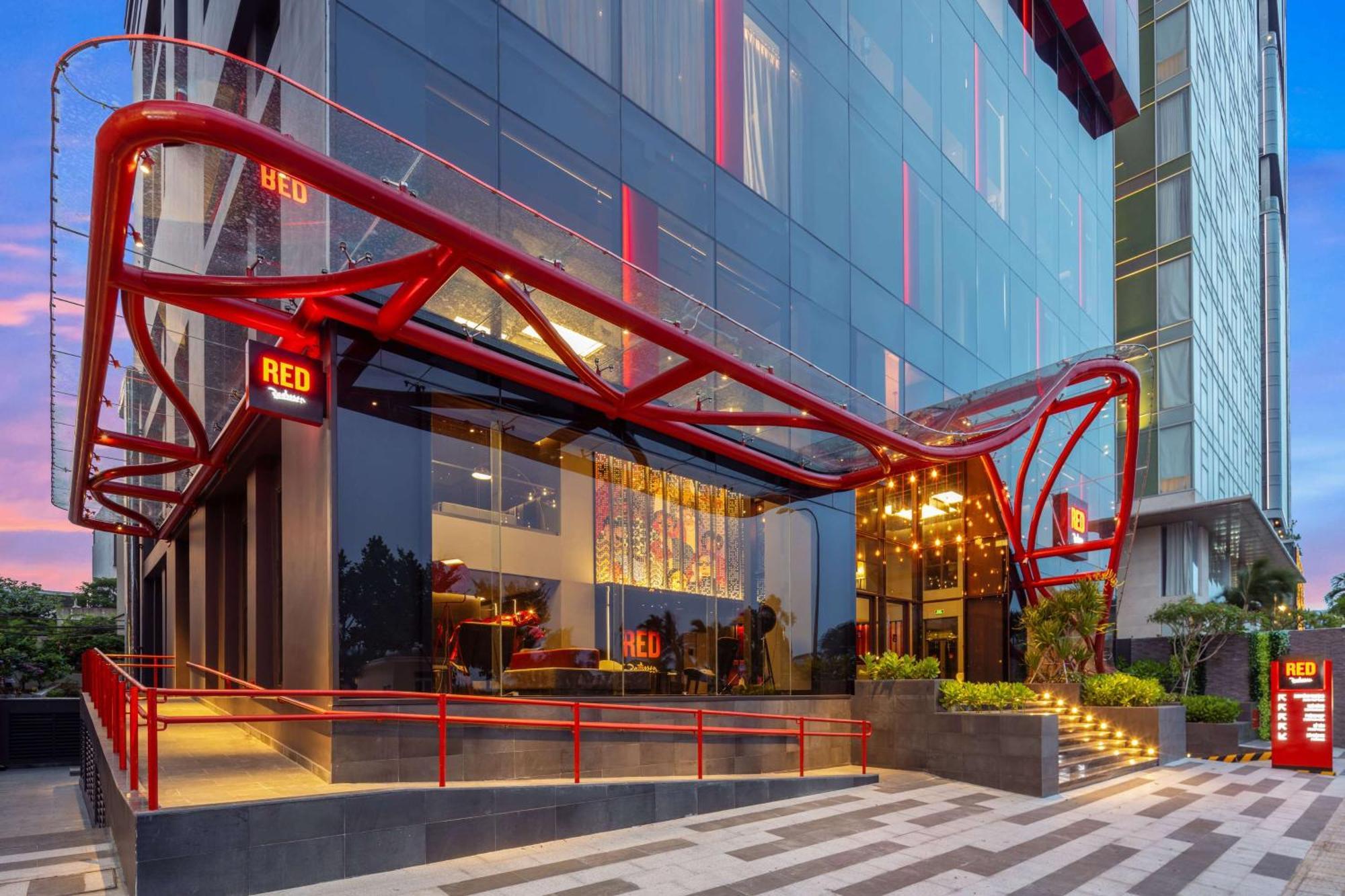 Отель Radisson Red Danang Экстерьер фото